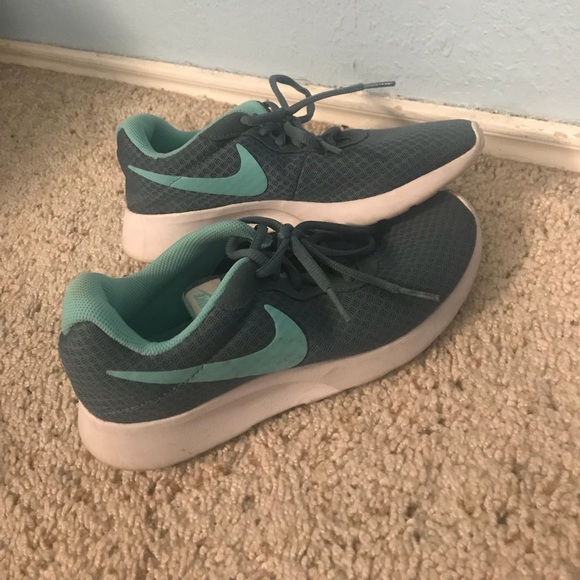 blue nike tanjun running shoe - Picture 3 of 5